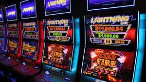 In-game paytable for Fa Cai Shen Deluxe on maxwin77 slot. Fa Cai Shen Deluxe paytable showing symbol combinations and payouts